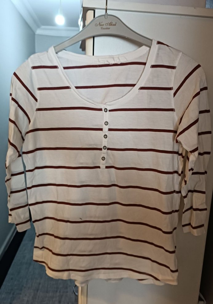 Bej Çizgili Düğmeli tişört - Görsel 2