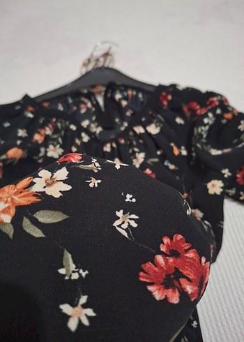 Çiçek Desenli V Yakalı Uzun Kollu Bluz - Görsel 5