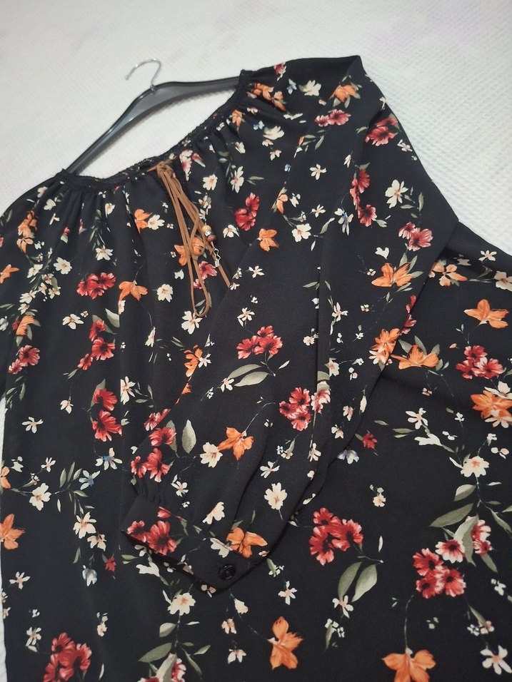 Çiçek Desenli V Yakalı Uzun Kollu Bluz - Görsel 3