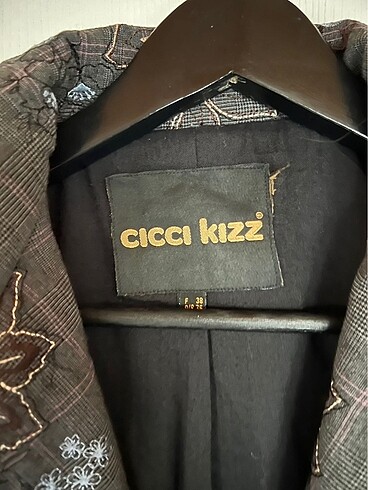 Çiçekli trençkot - Görsel 3