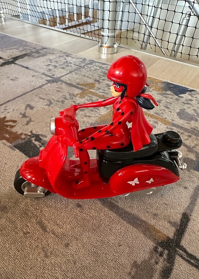 Mucizevi Uğur Böceği ve Scooter - Görsel 2