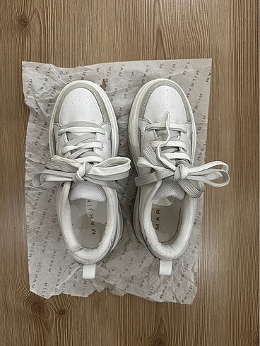 Beyaz gri sneaker