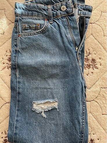 34 Beden Yırtık görünümlü jean