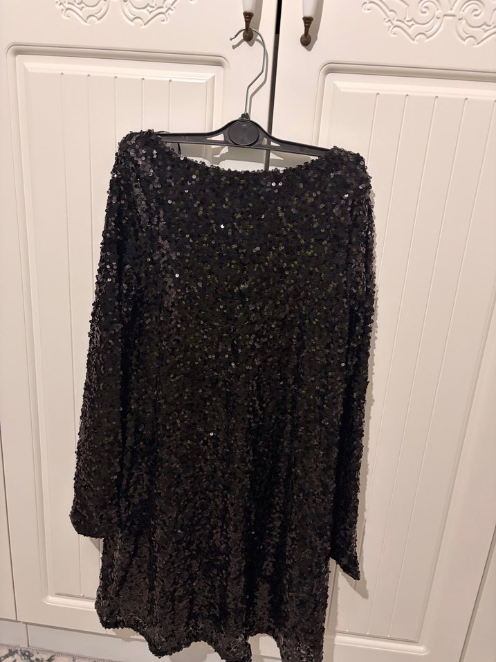 Payet İşlemeli Siyah Elbise - Görsel 4