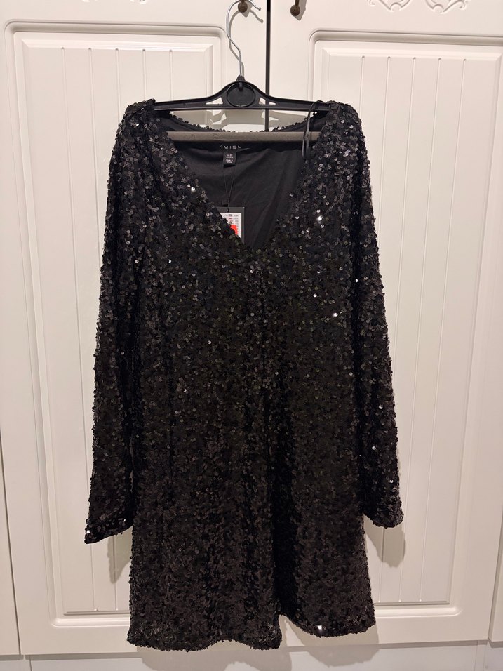 Payet İşlemeli Siyah Elbise - Görsel 3