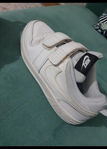 34 Beden beyaz Renk Nike orjinal çocuk ayakkabı 34 no