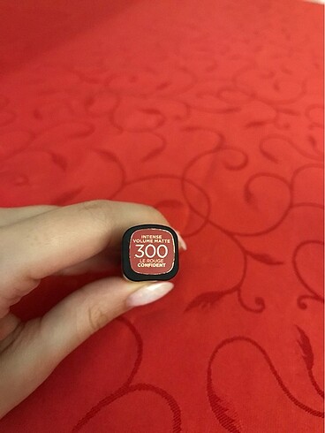Loreal paris intense volume matte 300