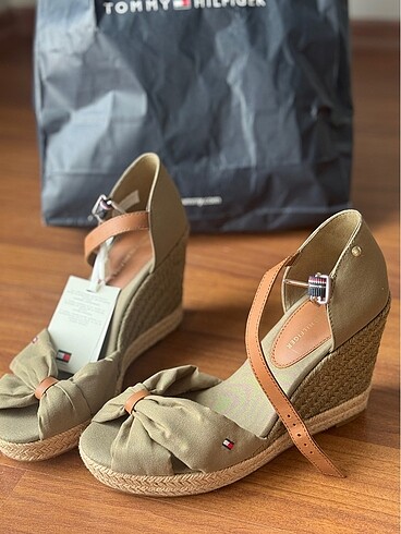 Etiketli Tommy Hilfiger Dolgu Topuk
