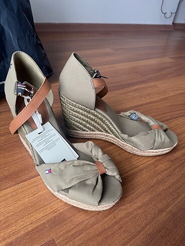 39 Beden Etiketli Tommy Hilfiger Dolgu Topuk