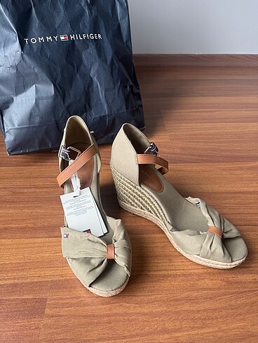 39 Beden haki Renk Etiketli Tommy Hilfiger Dolgu Topuk