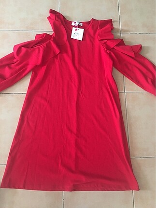 Kırmızı koton etiketli elbise