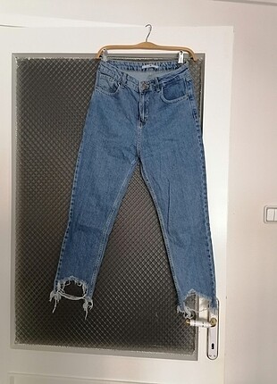 Paçası yırtık kot pantolon 
