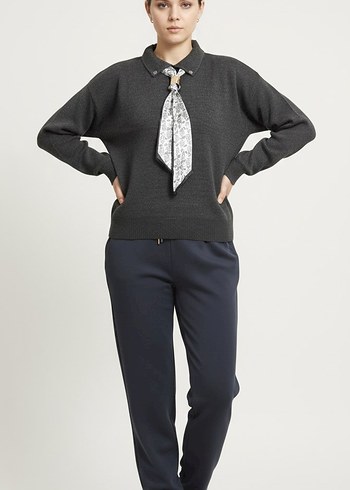 Fular Detaylı Polo Yaka Kazak - Görsel 4