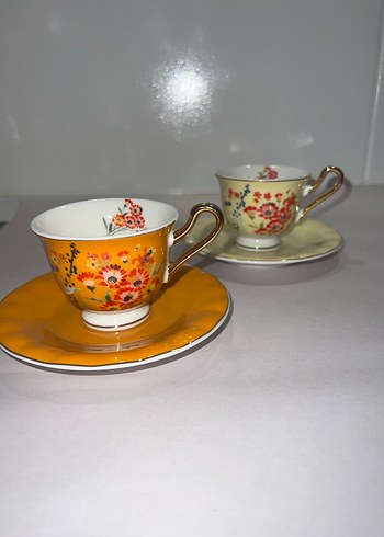 Renkli Çiçek Desenli Sarı Fincan ve Tabağı