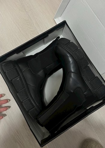 38 Beden Siyah Tokalı Blok Topuklu Kadın Bot