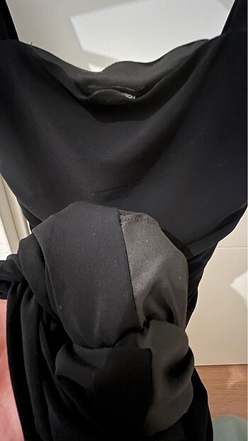 Drapeli düşük omuz elbise - Görsel 5