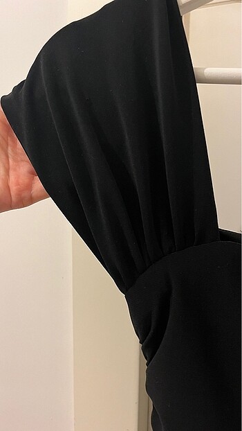 Drapeli düşük omuz elbise - Görsel 6