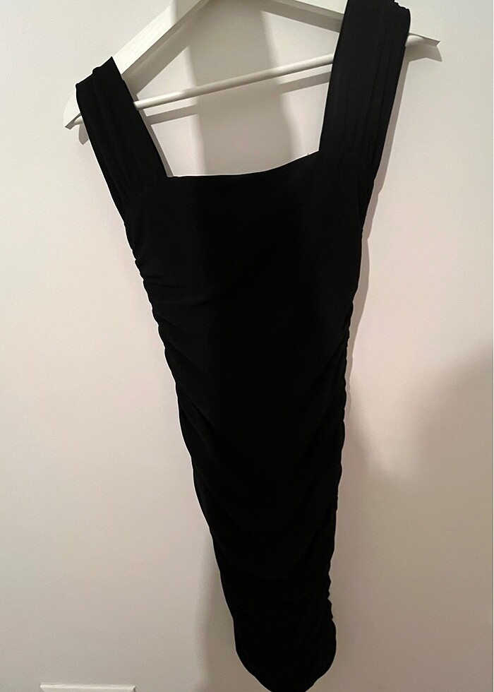 Drapeli düşük omuz elbise - Görsel 3