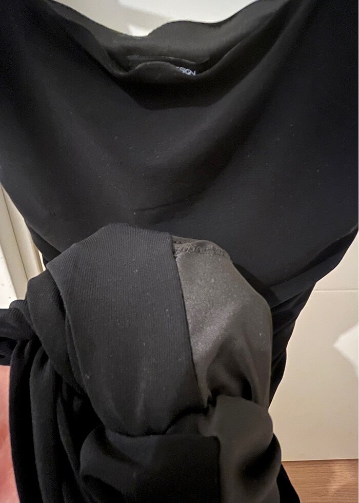 Drapeli düşük omuz elbise - Görsel 5