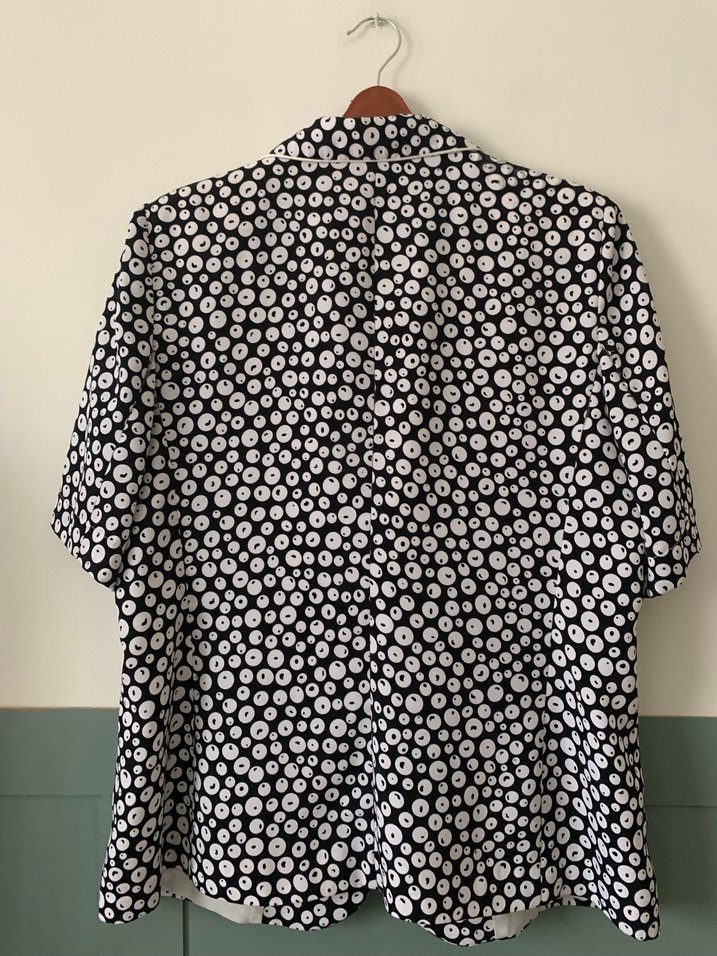 Düğmeli Puantiyeli Kısa Kollu Kadın Blazer - Görsel 2