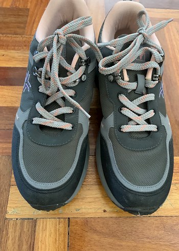 Diğer Sehir Ve Doga İcin Rahat Bagcikli Sneaker