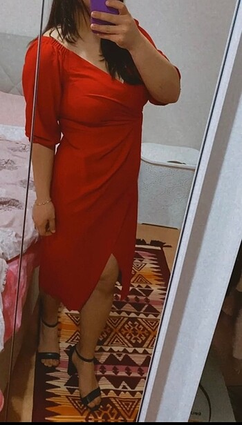 Kırmızı detaylı yırtmaçlı elbise