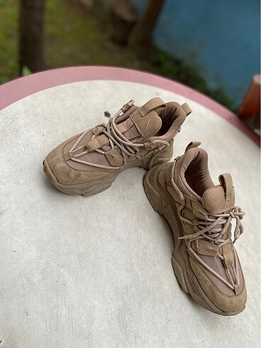 39 Beden Spor ayakkabı kusuru fotoğrafta belli