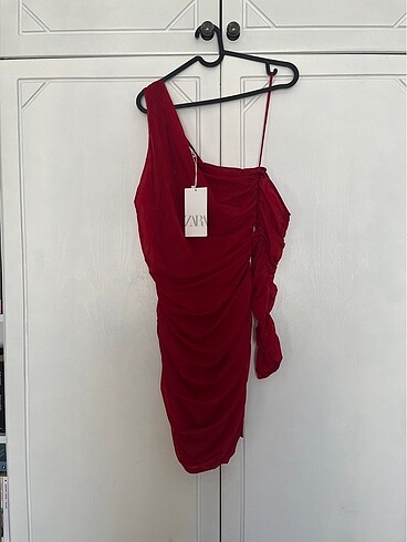 Zara kırmızı tek omuz elbise