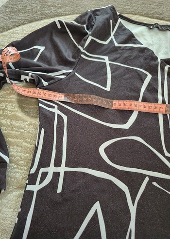 V Yaka siyah üzerine beyaz desenli elbise - Görsel 3