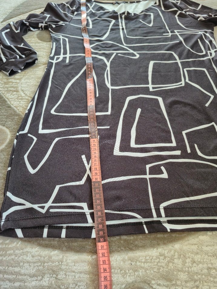 V Yaka siyah üzerine beyaz desenli elbise - Görsel 2