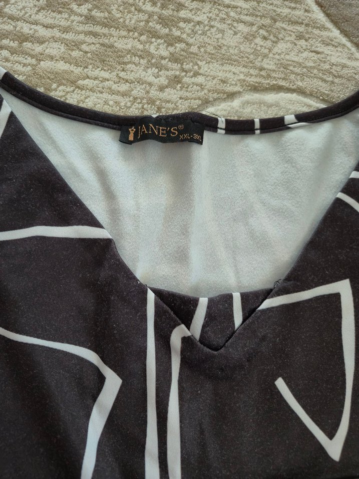 V Yaka siyah üzerine beyaz desenli elbise - Görsel 4