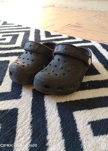 Crocs Siyah Tokalı Erkek Çocuk Terliği