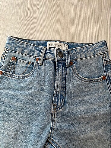 32 Beden Stradivarius d98 straight jean