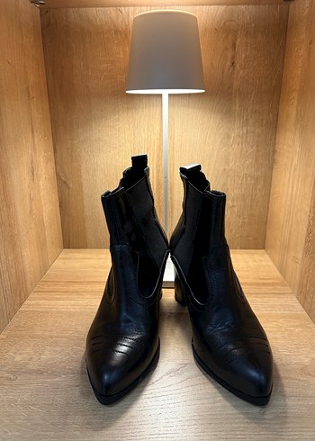 Siyah Deri Tokalı Kadın Bot - Görsel 4