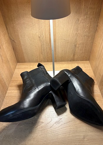 Siyah Deri Tokalı Kadın Bot - Görsel 2