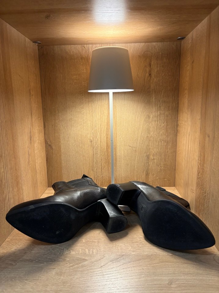 Siyah Deri Tokalı Kadın Bot - Görsel 3