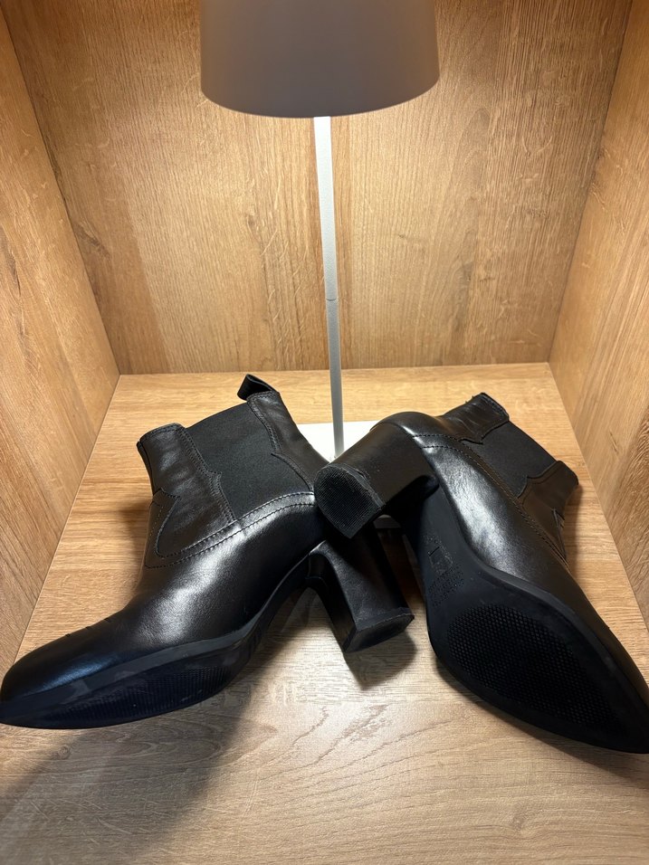 Siyah Deri Tokalı Kadın Bot - Görsel 2