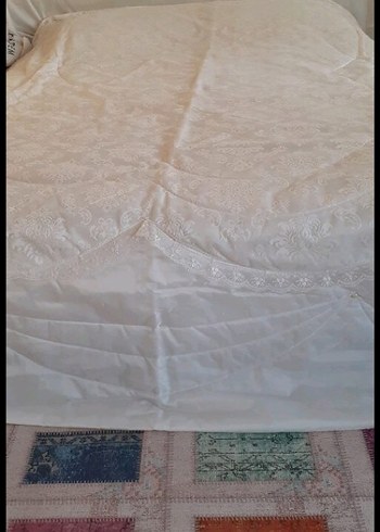 İşlemeli Beyaz Parlak Yatak Örtüsü - Görsel 2