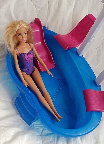 Barbie ve havuzu