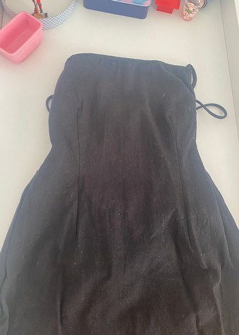 Siyah sırtı açık elbise