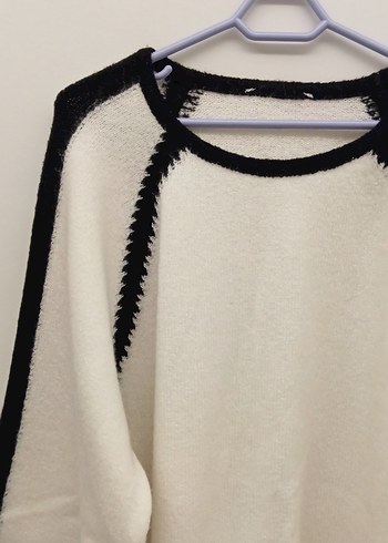 Siyah Detaylı Beyaz Triko Kazak - Görsel 5