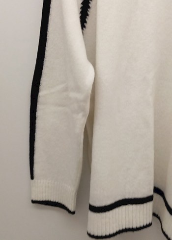 Siyah Detaylı Beyaz Triko Kazak - Görsel 4