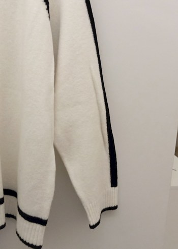 Siyah Detaylı Beyaz Triko Kazak - Görsel 3