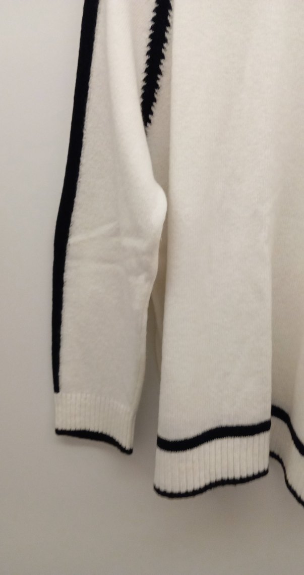 Siyah Detaylı Beyaz Triko Kazak - Görsel 4