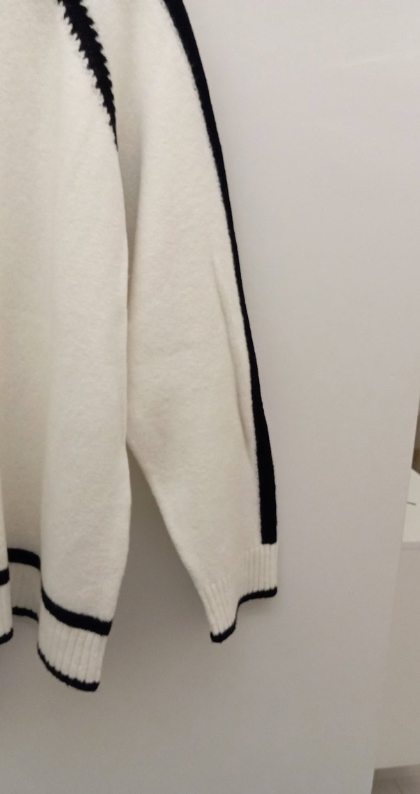 Siyah Detaylı Beyaz Triko Kazak - Görsel 3