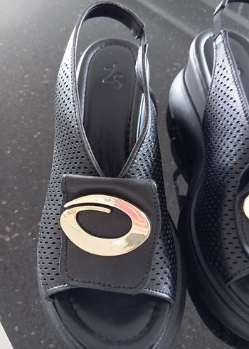 Siyah Yılan Desenli Dolgu Topuklu Sandalet - Görsel 5