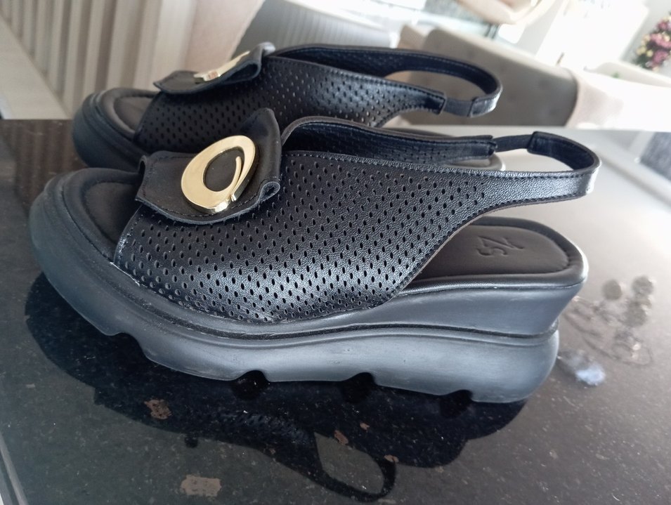 Siyah Yılan Desenli Dolgu Topuklu Sandalet - Görsel 3