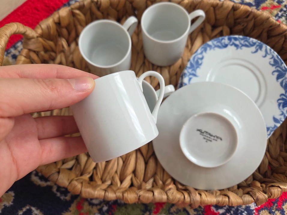 Beyaz ve Mavi Desenli Porselen Fincan Takımı - Görsel 4