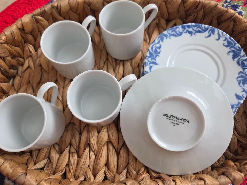 Beyaz ve Mavi Desenli Porselen Fincan Takımı - Görsel 3