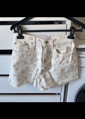 Düğmeli, Çiçek Desenli Beyaz Mini Kot Şort